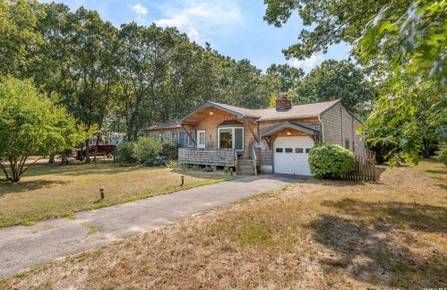 10 Acorn Path, East Quogue, NY 11942-4713
