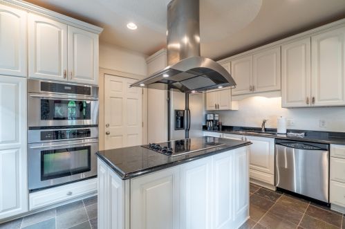 5137 Cumberland Blvd, Milwaukee WI  53217-0057 exterior