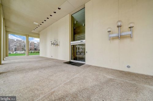 210 Locust St, Philadelphia PA  19106-3945 exterior