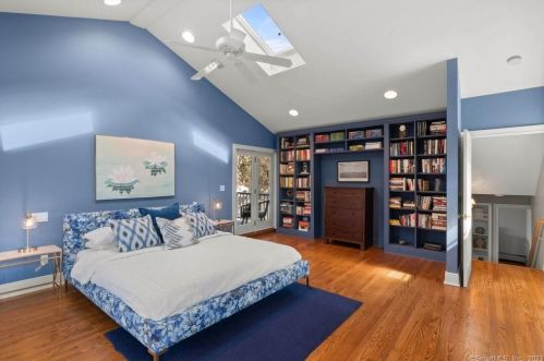 57 Midrocks Dr, Norwalk CT 06851-1626 exterior