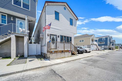 113 6th Rd, Far Rockaway, NY 11693-1004