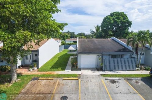 2327 37 Ave, Hollywood FL 33021-3626 exterior
