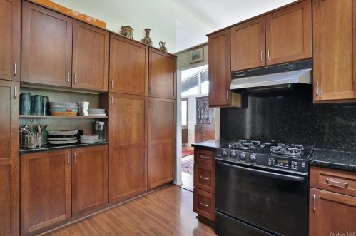 68 Spice Bush Ln, Tuxedo Park NY  10987-3518 exterior