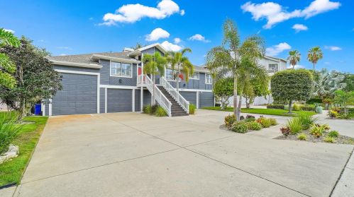 5904 Bayview Cir, Saint Petersburg FL  33707-3930 exterior