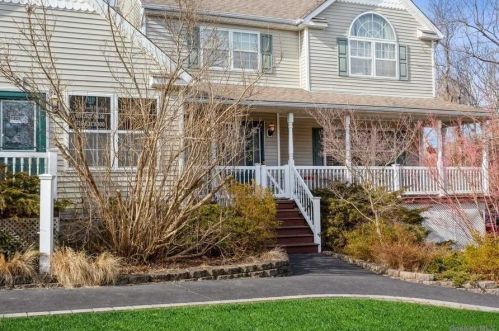 2 Laura Ct, Mount Sinai, NY 11766-2360