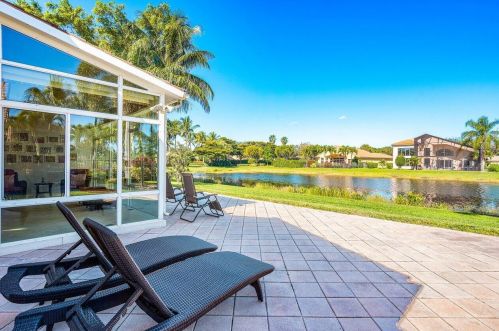 7038 Great Falls Cir, Boynton Beach FL  33437-3998 exterior