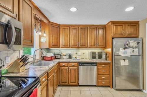 35 Keeney St, Manchester CT 06040-7054 exterior