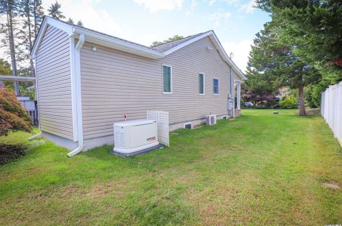 176 Oakfield Ave, Huntington Station, NY 11746-6305
