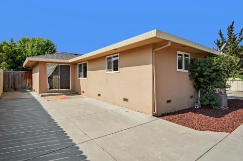 1090 Westward Dr, Hollister CA  95023-5717 exterior