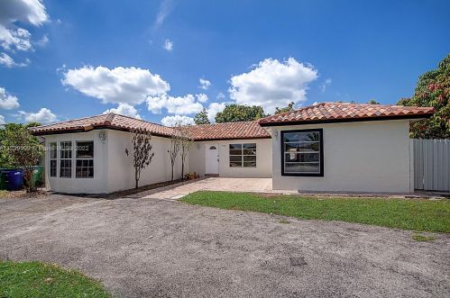 5730 199 St, Hialeah FL  33015-4933 exterior