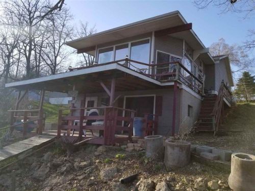 10203 Lake View Dr, Bernard, IA 52032-9320