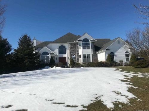 4 Redbud Ct, Miller Place, NY 11764-3024