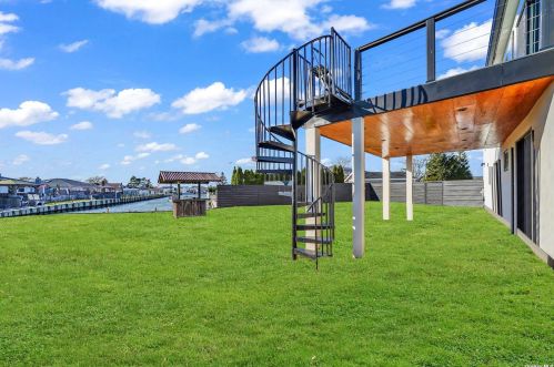 110 Schooner Ln, Copiague NY  11726-5311 exterior