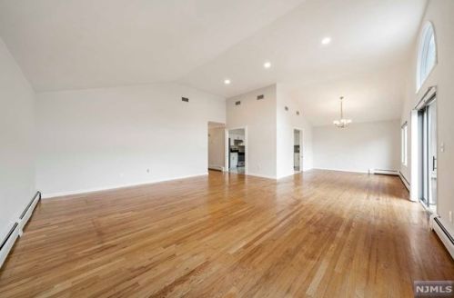422 3rd St, Palisades Park NJ  07650-1711 exterior