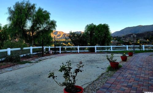 26945 Brooken Ave, Santa Clarita CA  91387-3904 exterior