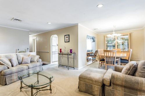 285 6th St, Deer Park, NY 11729-6543