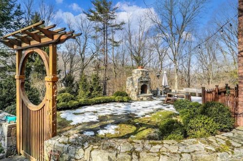 35 Woodland Dr, Pleasantville, NY 10570-3610