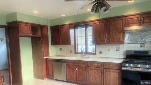 378 Roosevelt St, Fairview NJ  07022-1716 exterior