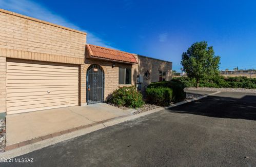8433 Foursome Ln, Tucson, AZ 85710-7156