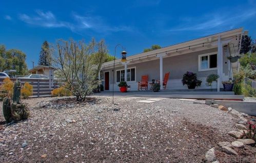 1105 Oak Dr, Vista, CA 92084-4659