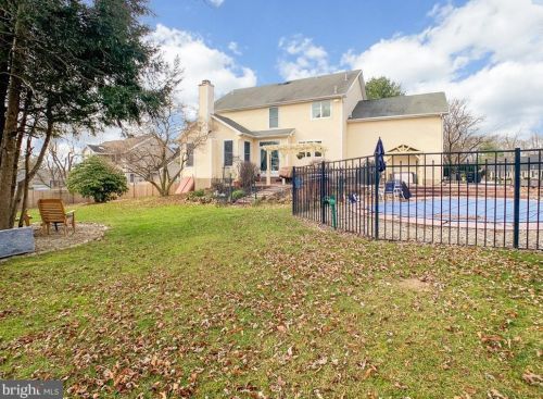 32 Sunrise Ct, Southampton PA 18966-1981 exterior