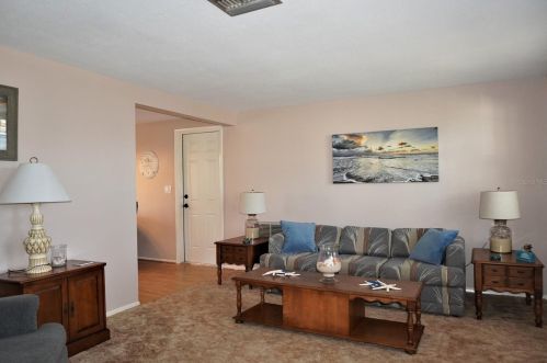 4024 Cluster Dr, Tarpon Springs, FL 34691-3575