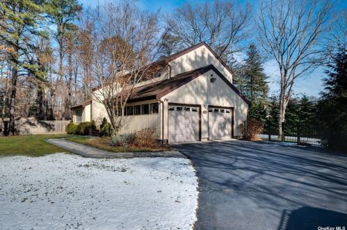 1 Jody Ct, Shoreham, NY 11786-2201