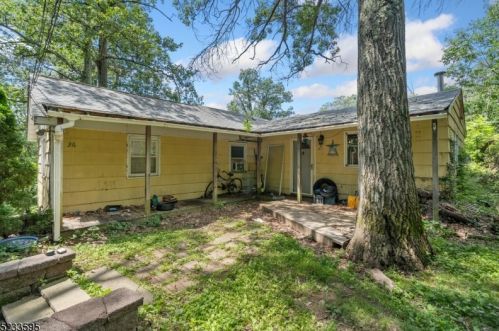 26 Rock Rd, West Milford Lakes, NJ 07480-4026
