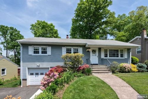 81 Mcnomee St, Oakland, NJ 07436-2609