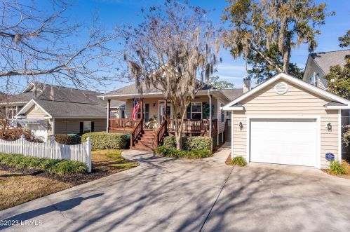 8 White Pond Blvd, Beaufort, SC 29902-3333