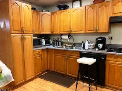 80 Renshaw Ave, East Orange NJ  07017-3911 exterior