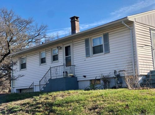992 Chopsey Hill Rd, Bridgeport, CT 06606-3815