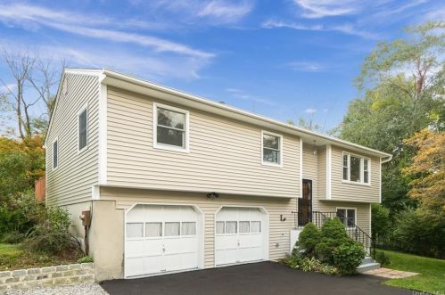 2581 Evergreen St, Yorktown Hgts, NY 10598-3317