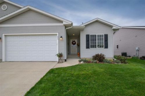 235 Ridgewood Dr, Hiawatha, IA 52233-7989