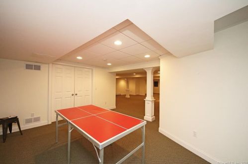 26 Oak Knoll Rd, Ridgefield CT  06877-4334 exterior