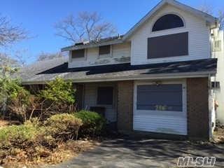 186 Granny Rd, Farmingville, NY 11738-2130