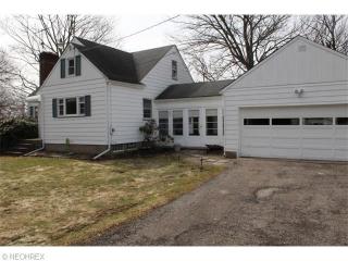 864 Schocalog Rd, Akron, OH 44320-1038