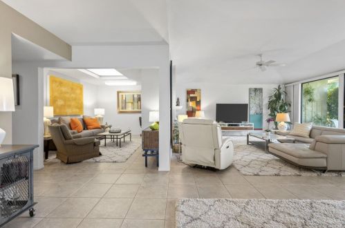 2205 Oakcrest Dr, Palm Springs CA  92264-5023 exterior