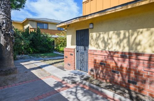 12 Yellow Boot Ln, Long Beach, CA 90745-5671