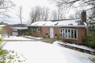 57 Mountain Rd, Pleasantville NY  10570-1911 exterior