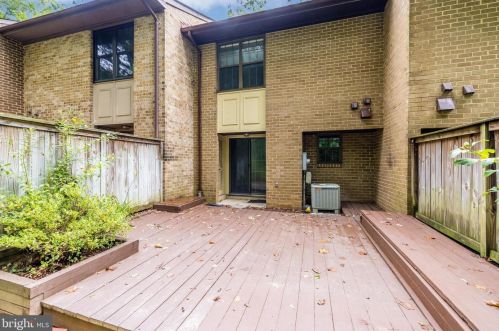 2053 Headlands Cir, Herndon VA  20191-3642 exterior