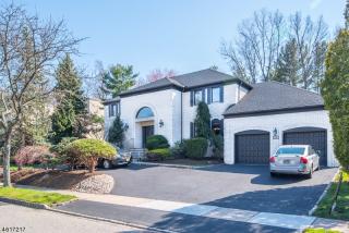 576 Ashwood Rd, Springfield NJ  07081-2527 exterior