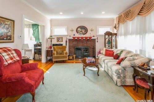 21 Clover Ave, Floral Park, NY 11001-2528