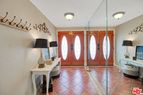 840 Moffatt Cir, Simi Valley CA  93065-5633 exterior