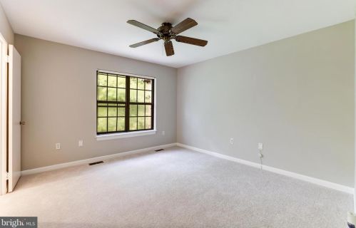 2053 Headlands Cir, Herndon VA  20191-3642 exterior