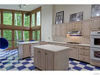 150 Blackberry Dr, Stamford, CT 06903-1206