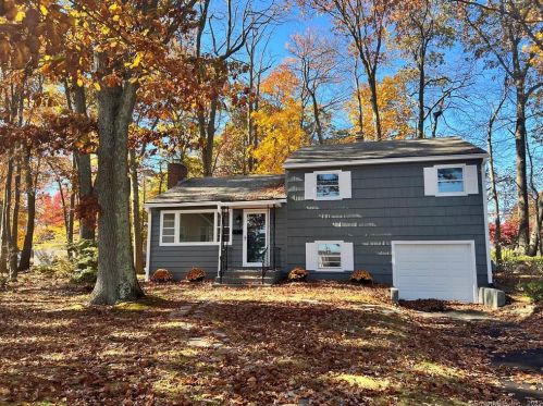 3 Ridgewood Dr, Milford, CT 06460-7725