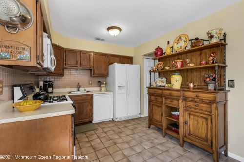 14 Robinson Ct, East Freehold NJ  07728-4327 exterior