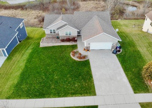 185 Glacial Dr, Slinger, WI 53086-9082