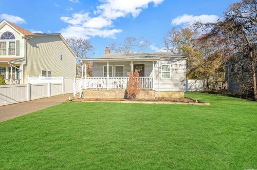 14 Rodney Pl, Amityville, NY 11701-2613